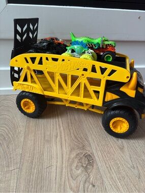 Hot Wheels Monster Trucks Double Decker Hauler w/ 4 Trucks